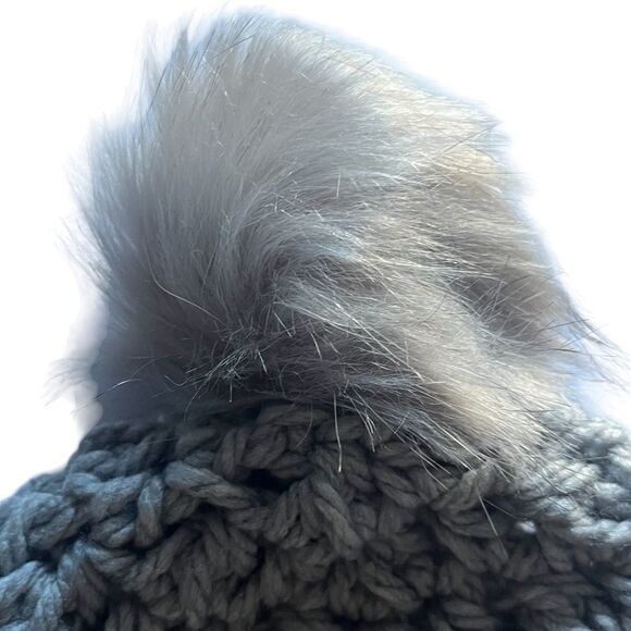 HANDMADE crochet toque with faux fur pom pom in light gray - Picture 5 of 6